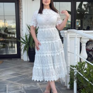 Robe Blanche en Broderie Anglaise
